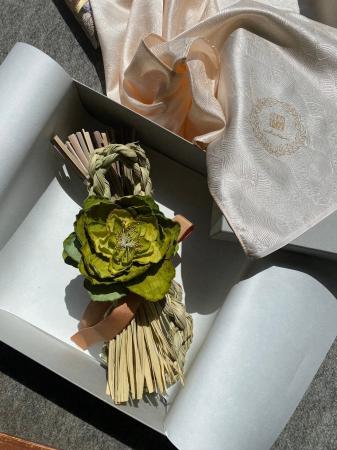 神宿る草『真菰（まこも）』を綯い島根県花の『牡丹』