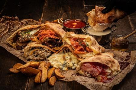 【飲めるピザ】チーズと具材があふれ出す、背徳のカル