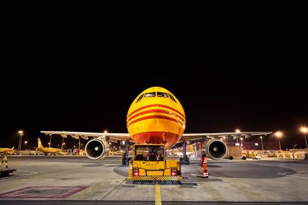 DHL Express、AIを活用した内容品自動認識機能を個人