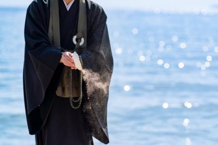 散骨を選んだ理由1位は「故人の意向」66.00%|実施形 散骨を選んだ理由1位は「故人の意向」66.00%|実施形