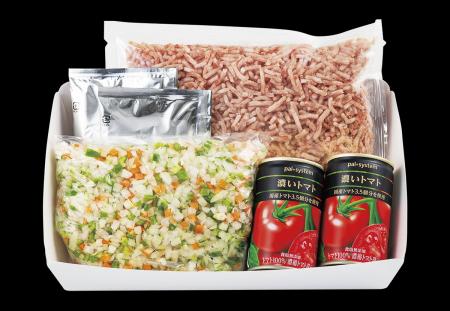 「お料理セット」深型トレー切り替えで年間約4tのプ 「お料理セット」深型トレー切り替えで年間約4tのプ