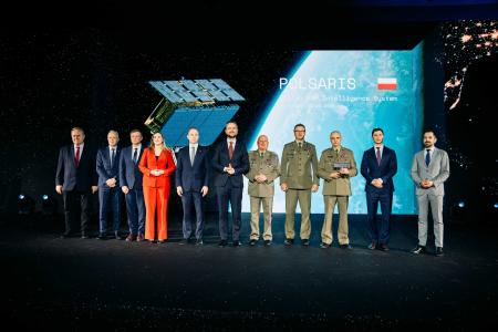 世界最大級の小型SAR衛星コンステレーションで防衛・ 世界最大級の小型SAR衛星コンステレーションで防衛・