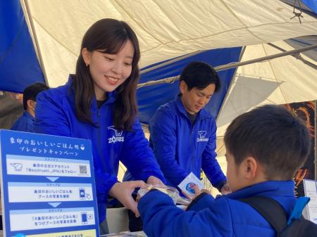 象印自慢の「炎舞炊き」で炊いたごはんを試食できるイ