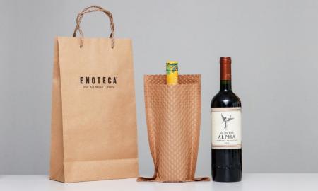 ワインショップ・エノテカでワインボトル用プラスチッ