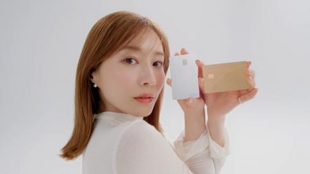 田中みな実さんがスタイリッシュなポーズで魅せる「au