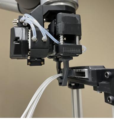 ワイヤーハーネスの嵌め込み作業をロボットハンドでつ
