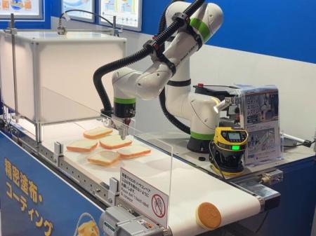 スプレーロボットによるチョコレート自動塗布の実演を