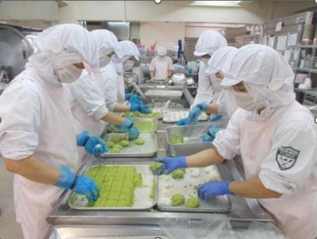 イタリアの人気シェフが学校給食に潜入！
