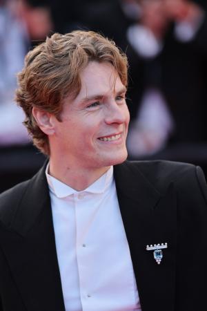 ショーメのジュエリーを着用し、俳優のパトリック・ク