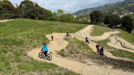 日本初※のMTBコース造成用の特殊重機で壮大なMTBフィ 日本初※のMTBコース造成用の特殊重機で壮大なMTBフィ