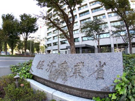 経済産業省は20日、2026年度夏季の電力需給見通し...