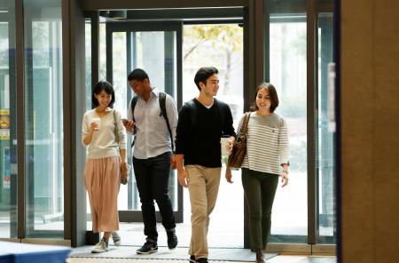 明治大学ビジネススクールがビジネスの最前線で活躍す 明治大学ビジネススクールがビジネスの最前線で活躍す