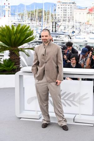 【ロロ・ピアーナ】 セバスチャン・スタンほか、セレ