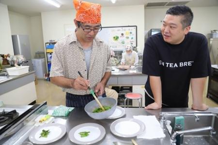 「ZEN TEA BREW」が菊川まるごとキッチンで朝摘み無農 「ZEN TEA BREW」が菊川まるごとキッチンで朝摘み無農