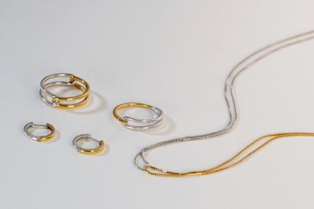 【COCOSHNIK】初夏の光を味方に、メタルカラーの対比 【COCOSHNIK】初夏の光を味方に、メタルカラーの対比