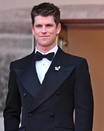 ショーメのジュエリーを着用し、俳優のミゲル・ベルナ
