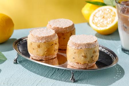 爽やかなレモンを漂わせた『ダックワーズサンド・ラテ