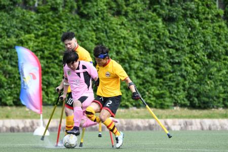 アンプティサッカー「レオピン杯2026」、健常者も一緒