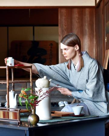 ドイツ出身の煎茶道師範・沢田羽照が、京都で煎茶道教 ドイツ出身の煎茶道師範・沢田羽照が、京都で煎茶道教