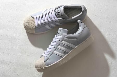 雑誌『Safari』が監修したadidas Originalsのスニーカ