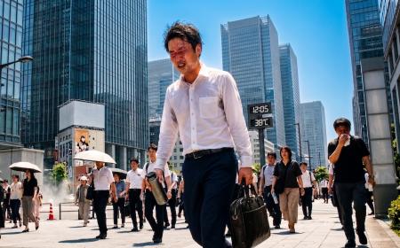 【ABC-MART】【アスファルト50℃】酷暑で足元も過酷に 【ABC-MART】【アスファルト50℃】酷暑で足元も過酷に