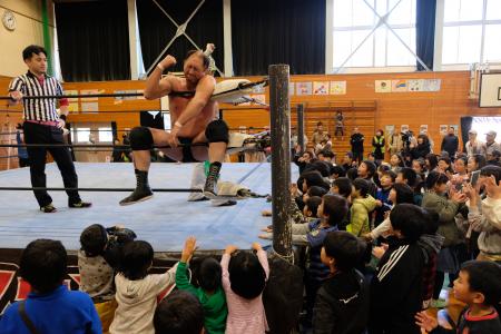 藤波辰爾さんが鳥取市の中山間地域に登場 明治小学校 藤波辰爾さんが鳥取市の中山間地域に登場 明治小学校