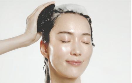 “こすらず動かせば、髪も顔も変わる” “こすらず動かせば、髪も顔も変わる”