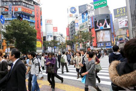 飲食店街に広がる人の流れ。宿泊・飲食やIT関連サ...