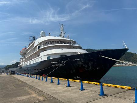 京都舞鶴港にクルーズ船「アイランド・スカイ」が2週