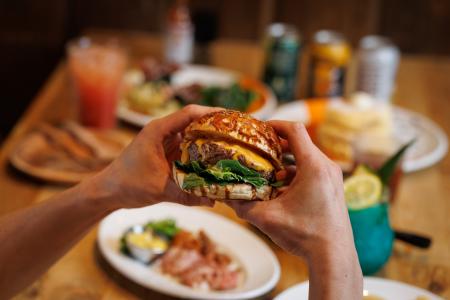 本格グルメバーガーとふわふわパンケーキを楽しむアイ 本格グルメバーガーとふわふわパンケーキを楽しむアイ
