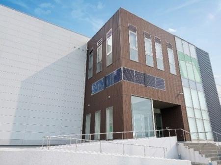 薄型軽量太陽光発電パネルの建物壁面への接着工法を新 薄型軽量太陽光発電パネルの建物壁面への接着工法を新