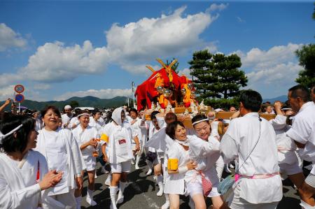 「京都随一の女神輿 白木状態の神輿を完成させ、松尾 「京都随一の女神輿 白木状態の神輿を完成させ、松尾