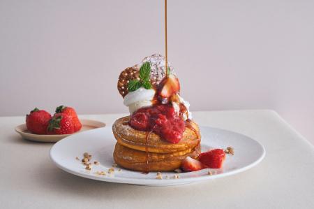 いちご×ルバーブ、ビブリオテークの6月限定パンケーキ いちご×ルバーブ、ビブリオテークの6月限定パンケーキ