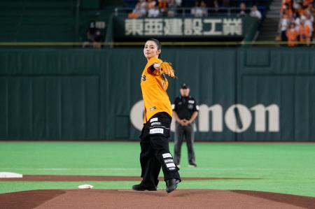 東京ドームが熱狂!池田エライザさんが始球式で全力投 東京ドームが熱狂!池田エライザさんが始球式で全力投