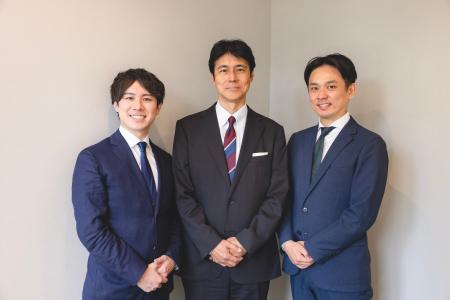 OTA × PMS 両サイドの経営知見を、ホテル現場のフロン OTA × PMS 両サイドの経営知見を、ホテル現場のフロン