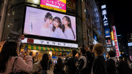 街頭広告の流通革命ーファンが買える街頭ビジョンMaku