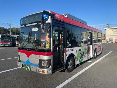 マックス、群馬県内で“ホッチキス”のラッピングバス広