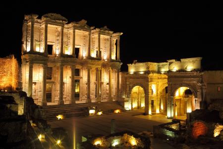 トルコの世界遺産エフェソス古代遺跡で一夜限りの特別