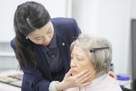 【介護美容】の公式認定資格が誕生。国内最大級の業界