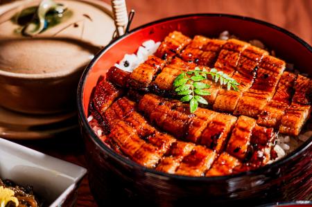 「国産うなぎのひつまぶし」や夏季の会席料理「ちゅー