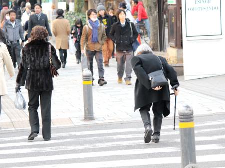 都市部で行き交う人々。高齢化が進む日本では、介...
