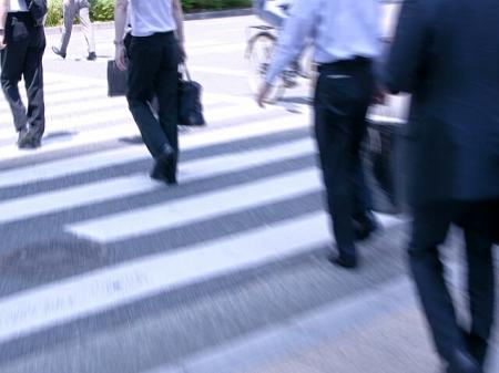 横断歩道を行き交う会社員。4月の労働力調査では、...
