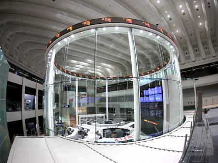 日経平均株価は前場で1200円超上昇し、6万5896円57...