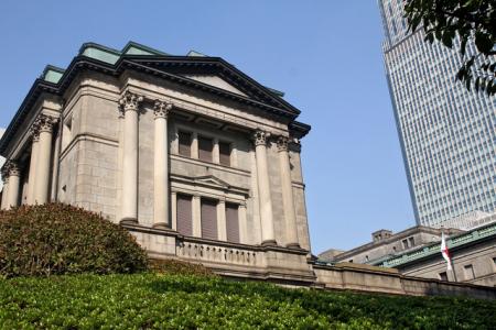 日本銀行本店。日銀当座預金決済では1営業日平均25...