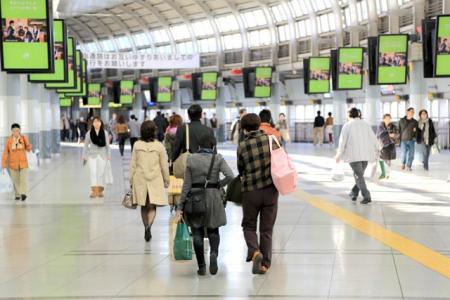 駅を行き交う人々。日本の年間実労働時間は国際的...