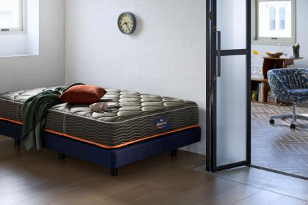 「シモンズ」×「JOURNAL STANDARD FURNITURE」が初コ