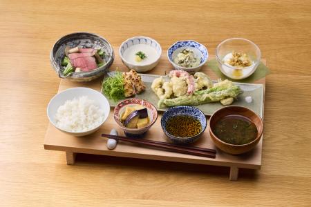 料理人が京都各地の生産者を訪ねて目利きした食材で彩 料理人が京都各地の生産者を訪ねて目利きした食材で彩