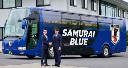 JFAサポーター契約を締結　オフィシャルチームバスで