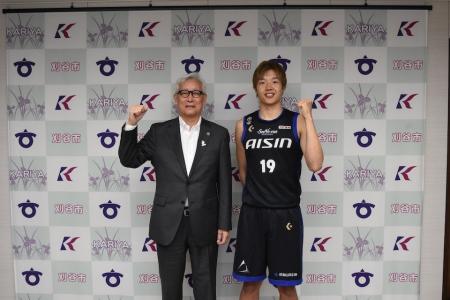 シーホース三河・西田優大選手が刈谷市長へシーズン報