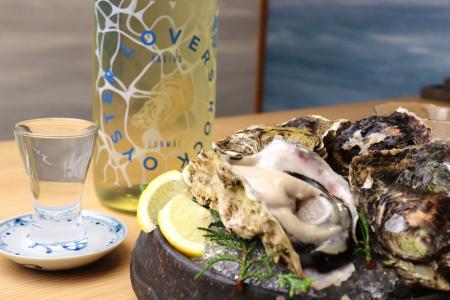 岩牡蠣のために造られた専用日本酒と、旬の岩牡蠣のペ 岩牡蠣のために造られた専用日本酒と、旬の岩牡蠣のペ